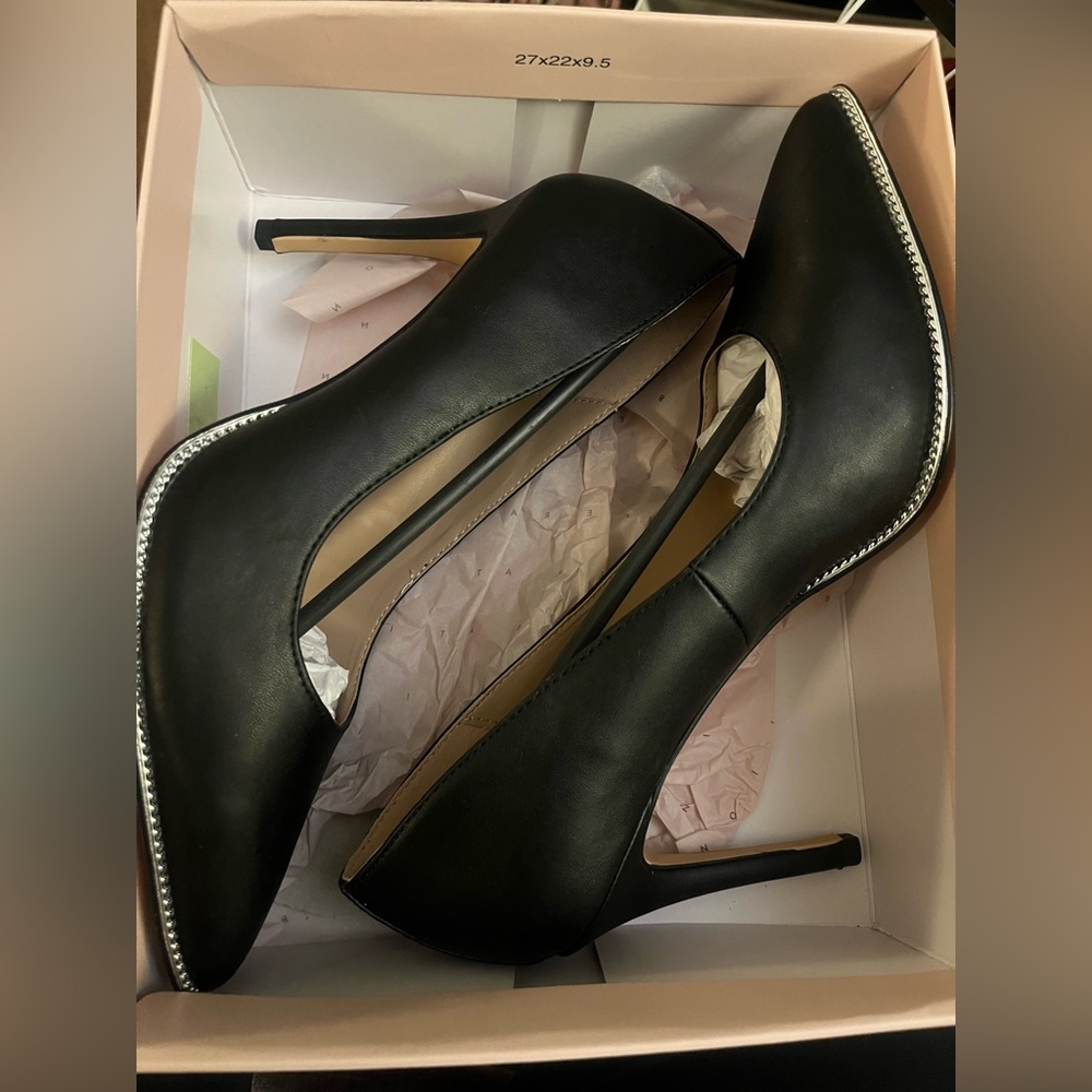 BCBG Black Hallix Pump NIB
